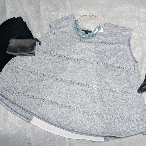 attention Tops - 🆕🎽 Sleeveless Split back grey knit shirt 3x. NWT